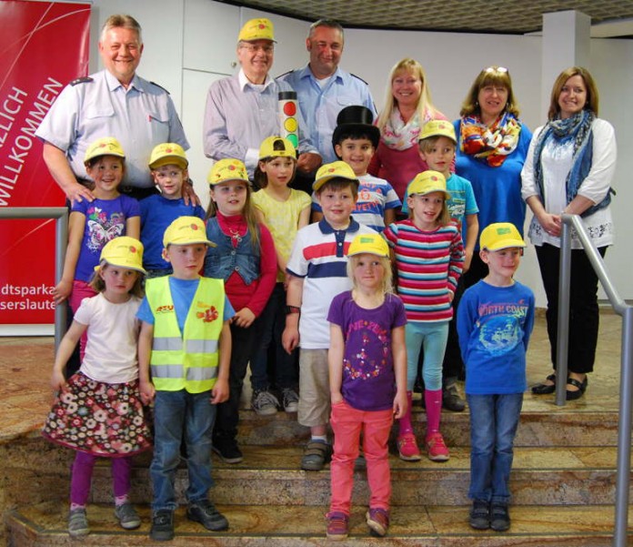v.l.n.r. Die Polizisten Gerd Hach, Oliver Cusnick, der Verkehrszauberer „Boretti“, die Damen der Stadtsparkasse und einige Kinder aus den Kindertagesstätten.